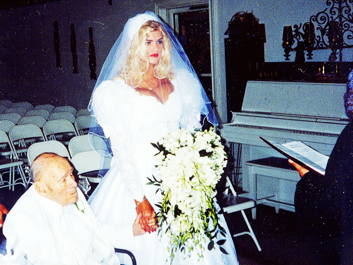 Anna Nicole Smith durring her wedding ceremony to Howard J. Marshall